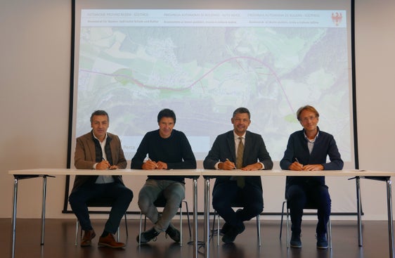 I lavori per la variante di Perca possono ufficialmente cominciare dopo la firma sui contratti. Nella foto (da sinistra), il direttore della Ripartizione Infrastrutture Umberto Simone, il sindaco di Perca Martin Schneider, l'assessore Daniel Alfreider e il direttore tecnico presso STRABAG Andrea Marzi. (Foto: ASP/ingo Dejaco)