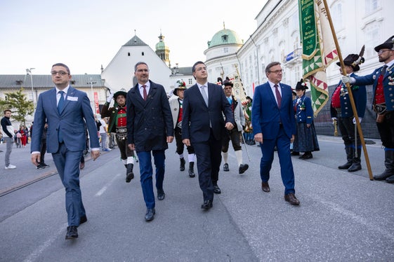 Tradition als wesentlicher Teil der Euregio-Gebiete: (v.l.) LH Fugatti, LH Kompatscher, AdR-Präsident Tzitzikostas und Euregio-Präsident Platter schreiten die Schützenformation ab. (Foto: Land Tirol/Sedlak)