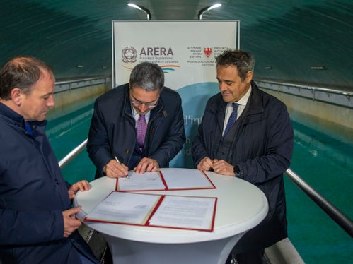 Il momento della firma sul protocollo d'intesa: nella foto (da sinistra) l'assessore provinciale all'Ambiente ed energia, Vettorato, il presidente della Provincia Kompatscher e il presidente di Arera Besseghini (Foto: ASP/Fabio Brucculeri)