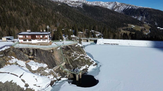 Die Mobilfunksignale gelangen vom Senderstandort der RAS in St. Nikolaus über Glasfaser in das Versorgungsgebiet, wo gemeinsame Antennen sie ausstrahlen. (Foto: RAS)
