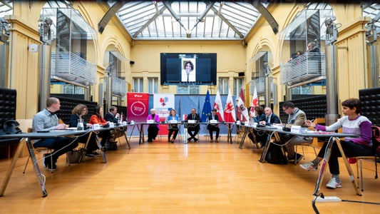 Das Angebot des EuregioFamilyPass weiter ausbauen - das will der Euregio-Fachvorstand mit den Familienlandesrätinnen, der VorsitzendenRosmarie Pamer (Südtirol), Astrid Mair (Tirol) und Francesca Gerosa (online zugeschaltet, Trentino). (Foto: LPA/Fabio Brucculeri)  