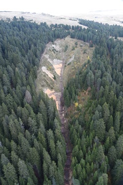 Nel fossato Hauserlahn si è proceduto al risanamento delle sistemazioni risalenti agli anni '90 e le nuove superfici in erosione sono state risanate attraverso l’uso di tecniche di ingegneria naturalistica (Foto: ASP/Ufficio Sistemazione bacini montani Nord)