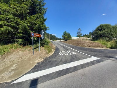 Una nuova zona di sosta breve con due punti informativi dovrebbe contribuire a migliorare ulteriormente l'orientamento dei visitatori al Lago di Braies.  (Foto: ASP/Servizio strade Val Pusteria)