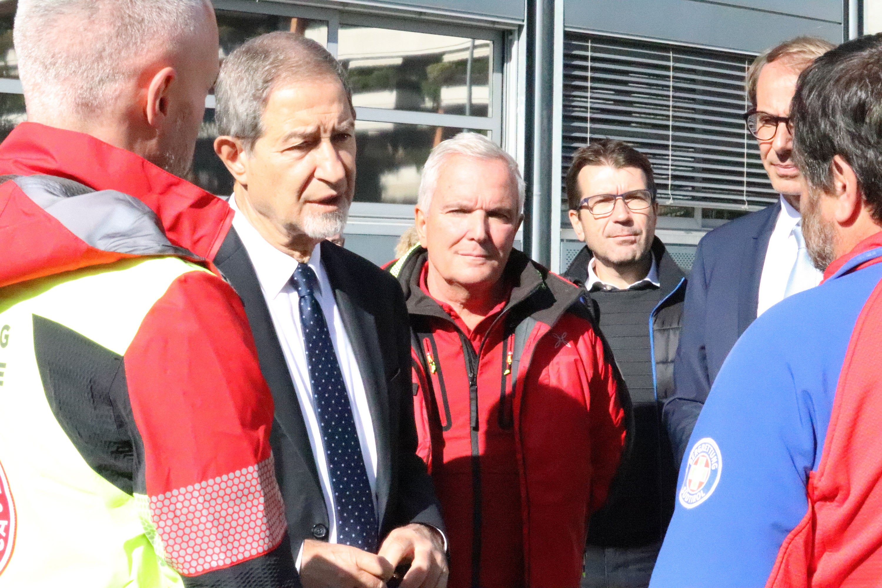 Il ministro per la Protezione civile Nello Musumeci (a sinistra) a colloquio con (da sinistra a destra) il presidente del Soccorso alpino e speleologico altoatesino CNSAS Giorgio Gajer, il direttore dell'Ufficio provinciale Protezione civile Günther Walcher, il direttore dell'Agenzia per la Protezione civile Klaus Unterweger, il direttore provinciale del soccorso alpino dell'AVS Ernst Winkler. (Foto: ASP/Maja Clara)