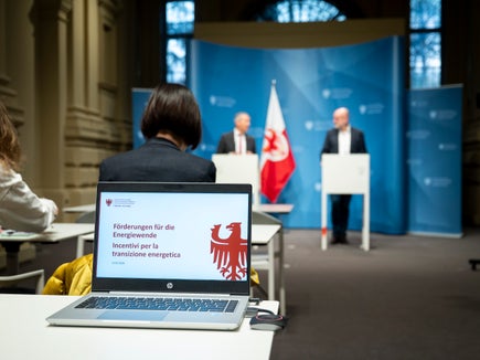 Die Mittel der Energieförderung zielen darauf ab, die Energiewende zu unterstützen: Über die Förderschwerpunkte informierten Landesrat Peter Brunner und Flavio Ruffini, Direktor der Landesagentur für Umwelt und Klimaschutz, in einer Pressekonferenz am 10. März in Bozen. (Foto: LPA/Fabio Brucculeri) 