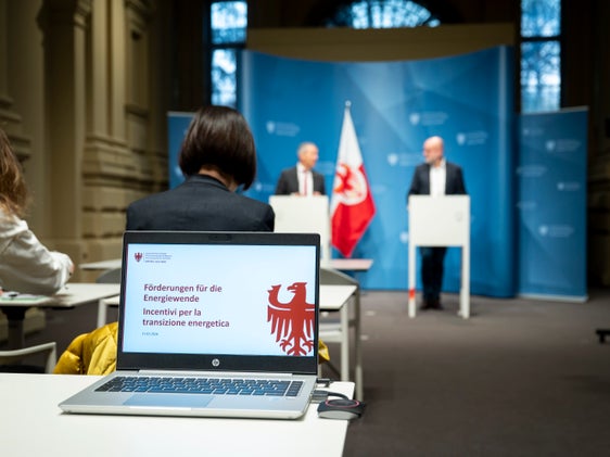 Die Mittel der Energieförderung zielen darauf ab, die Energiewende zu unterstützen: Über die Förderschwerpunkte informierten Landesrat Peter Brunner und Flavio Ruffini, Direktor der Landesagentur für Umwelt und Klimaschutz, in einer Pressekonferenz am 10. März in Bozen. (Foto: LPA/Fabio Brucculeri) 