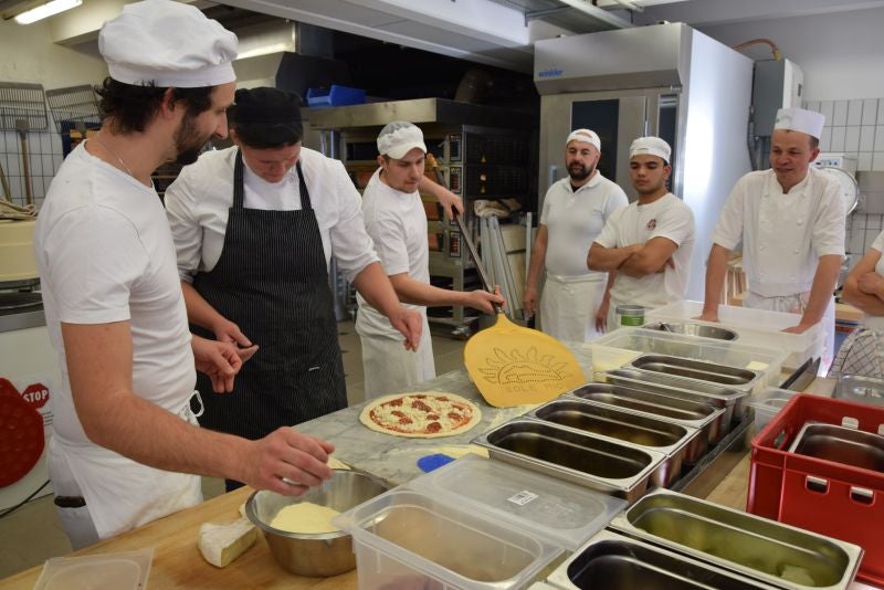 Ein neuer Lehrgang für Pizzabäcker mit abschließender Zertifizierungsprüfung startet in Kürze an der Landesberufsschule Emma Hellenstainer in Brixen. (Foto: LBS Hellenstainer)
