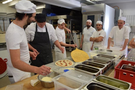 Alla Scuola provinciale professionale alberghiera di lingua italiana Cesare Ritz di Merano prosegue a pieno ritmo il primo corso di pizzaiolo. Collaborazione con due aziende locali (Foto: ASP)