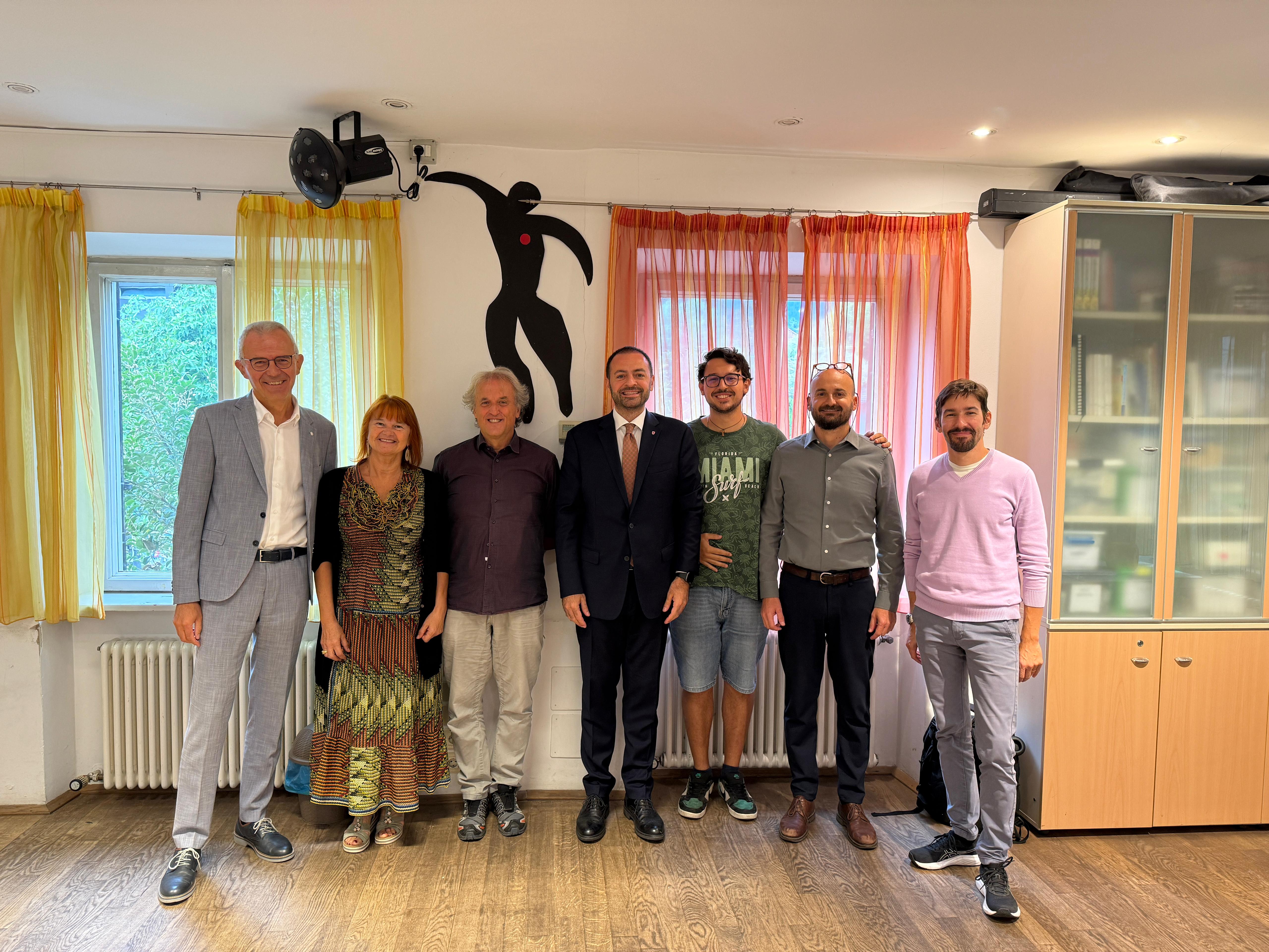 Il vicepresidente Marco Galateo ha visitato a Merano due centri giovanili. La cultura italiana deve avere spazi vivi, radicati e accessibili in ogni angolo della provincia. Merano ha un potenziale straordinario e vogliamo valorizzarlo con interventi concreti e duraturi. Nella foto (da sinistra) Alessandro Amaduzzo, membro del direttivo dell'Associazione Cilla, Marisa Leoni (Cilla), Antonio Battistella, presidente di Cilla, Riccardo Juri (Cilla), l'assessore Marco Galateo, Claudio Andolfo, direttore dell'Ufficio Politiche giovanili della Provincia e Roberto Sette, vicepresidente di Cilla. (Foto: USP) 

(Foto: USP)