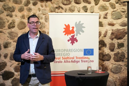 Euregio-Generalsekretär Matthias Fink führte mit den Grußworten in den Euregio-Kulturdonnerstag ein. (Foto: Euregio/Armin Gluderer)