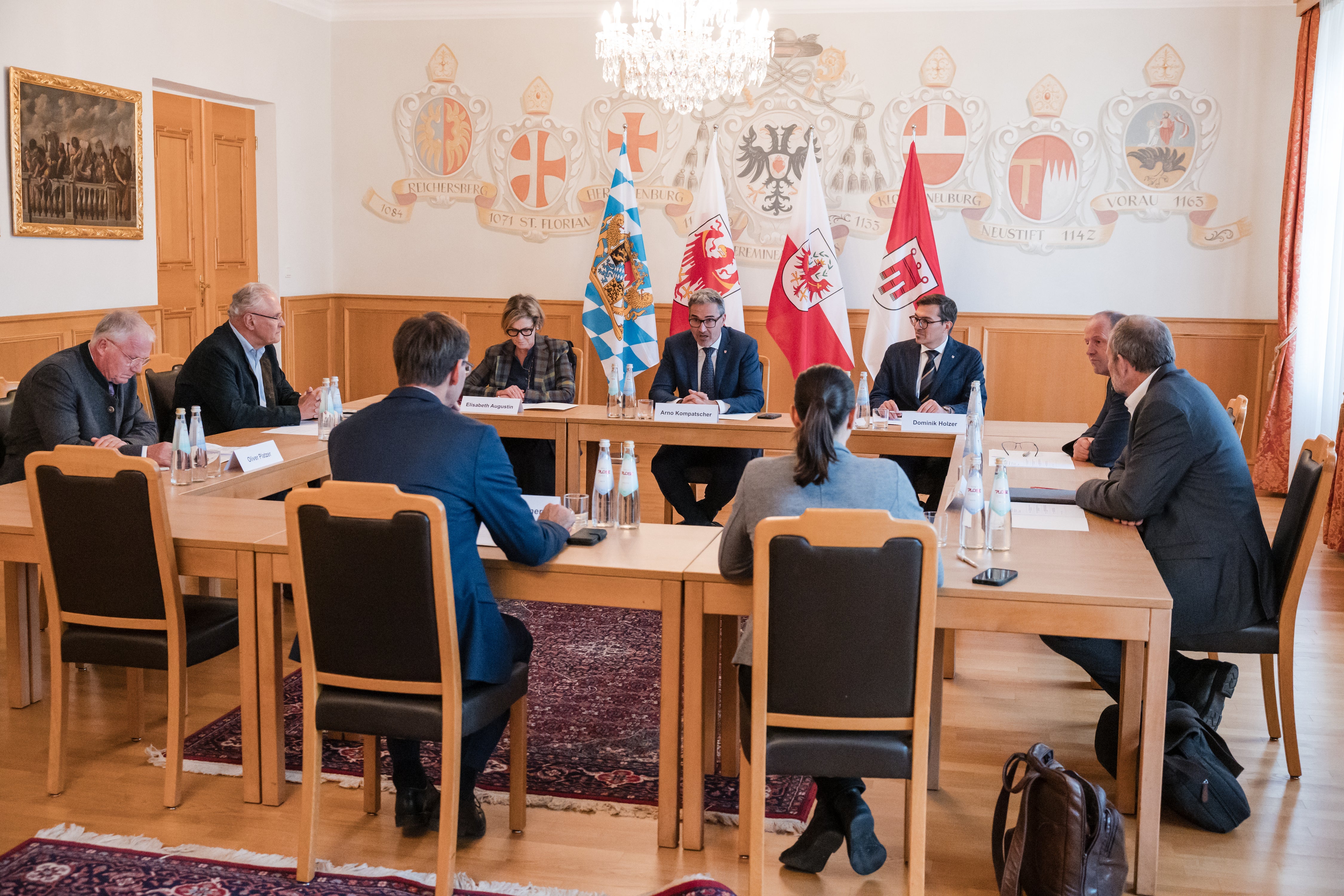 Landeshauptmann Arno Kompatscher sprach mit Bayerns Innenminister Joachim Herrmann, dem stellvertretenden Landeshauptmann des Landes Tirol, Josef Geisler, und dem Landeshauptmann von Vorarlberg, Markus Wallner unter anderem über Kohäsionspolitik und regionale Stärke. (Foto: LPA/Bernhard Aichner)