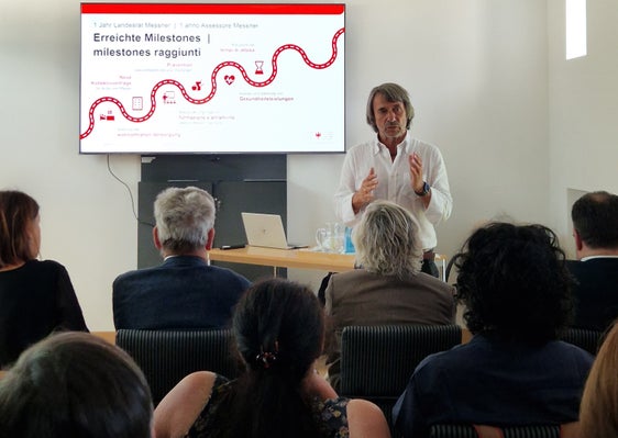 Gesundheitslandesrat Hubert Messner im Gespräch mit Mitarbeitenden im Gesundheitssprengel Mals, bei dem aktuelle Herausforderungen und der weitere Ausbau der wohnortnahen Versorgung im Fokus standen. (Foto: LPA/Katharina Trocker)