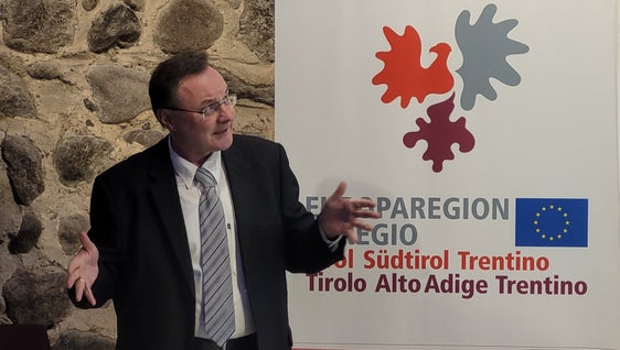 Lo storico Michael Gehler durante la serata tenutasi alla Casa della Pesa di Bolzano. La figura di Nicolussi-Reut è stata molto importante per illuminare la comunità internazionale sulla questione sudtirolese. (Foto: Euregio/Armin Gluderer)