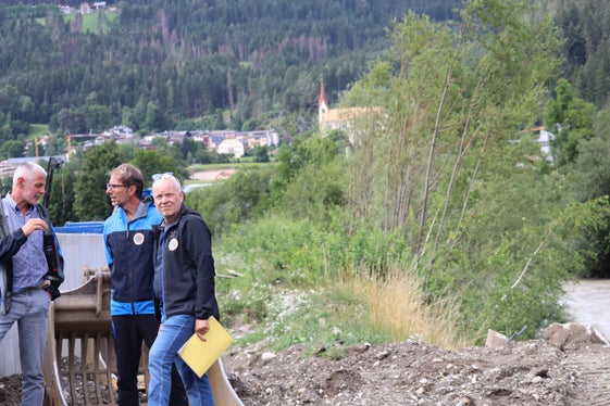 Hier wird eine Hochwasserschutzmauer an der Rienz in Kiens/Ehrenburg errichtet (v.l.): Bauleiter Martin Moser, Ressortdirektor und Direktor der Agentur für Bevölkerungsschutz Klaus Unterweger, Direktor des Funktionsbereichs Wildbachverbauung in der Agentur für Bevölkerungsschutz Fabio De Polo (Foto: LPA/Maja Clara)