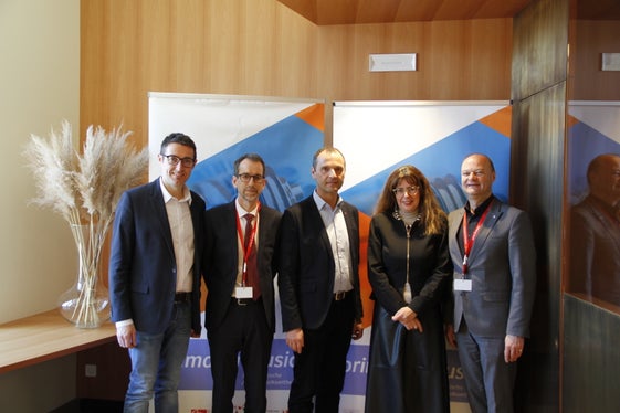 Un evento organizzato ai massimi livelli. Nella foto (da sinistra), Sigisbert Mutschlechner (presidente della Fondazione Centro culturale Euregio di Dobbiaco), Walter Innerhofer (direttore della scuola musicale Val Pusteria), Helmut Schmid (direttore della scuola musicale del Tirolo), Alexandra Pedrotti e Johannes Puchleitner (Foto: ASP/Direzione provinciale Scuola musicale)