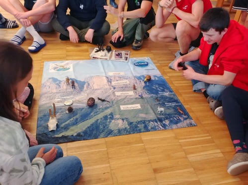 22 Schülerinnen und Schüler nahmen am Gletschercamp im Hochgebirge des Nationalparks Stilfserjoch teil. Exkursionen, Vorträge und Workshops von Expertinnen und Experten waren Teil des Programms. (Foto: Bildungsdirektion/Christian Aspmair)


