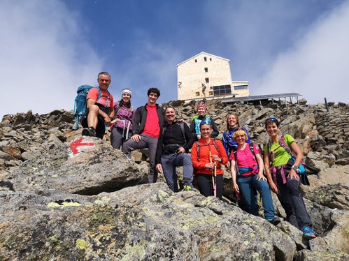Landeshauptmann Kompatscher und Landesrätin Deeg vor dem erneuerten Becherhaus. (Foto: LPA/Cecilia Miribung)