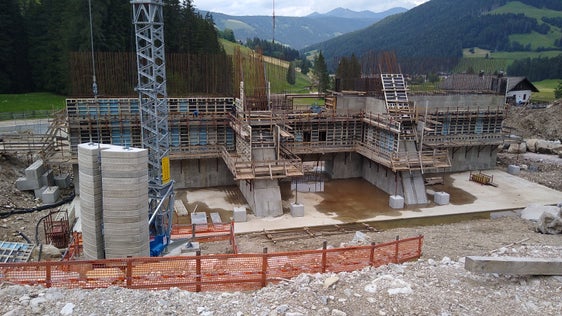 Costruzione della briglia di trattenuta (Foto: Agenzia protezione civile/Ufficio sistemazione bacini montani Est)