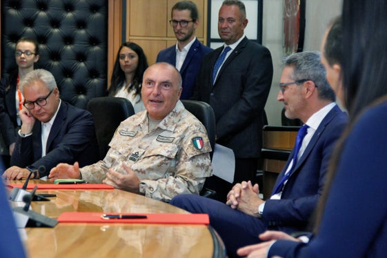 Da sinistra il segretario generale della Provincia autonoma di Bolzano, Eros Magnago, il direttore della Direzione dei lavori e del Demanio del Ministero della Difesa, Giancarlo Gambardella, e il presidente della Provincia, Arno Kompatscher (Foto: ASP/Greta Stuefer)