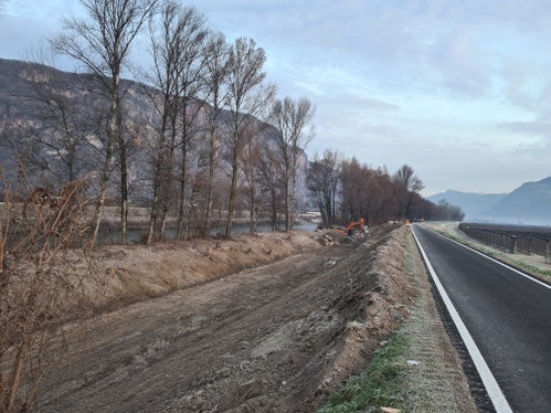 Su questo tratto dell'Adige, nel comune di Vadena, l'Ufficio Sistemazione bacini montani sud sta eseguendo i lavori di scavo per il braccio laterale e la costruzione della struttura di presa. (Foto: USP/Ufficio Sistemazione bacini montani sud, Agenzia per la protezione civile)