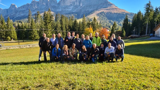 Informations- und Erfahrungsaustausch über extreme Wetterereignisse und Naturereignisse: Mitglieder der beiden Eusalp-Arbeitsgruppen am Karerpass. (Foto: LPA)