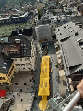 Una splendida immagine dall'alto del serpente giallo allestito nel centro storico di San Candido. (Foto: ASP/G.News)