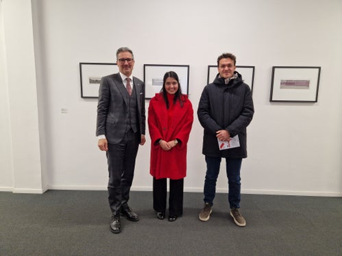 Il presidente della Provincia Arno Kompatscher ha elogiato l'impegno di sh.asus, in particolare i corsi di bilinguismo organizzati dalla rappresentanza studentesca a Innsbruck, che hanno riscosso un grande successo. Nella foto: il presidente Kompatscher, Neha Bhati e Alexander von Walther. (Foto: USP/Katharina Trocker)