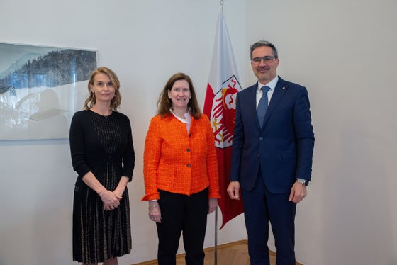 Diplomatische Vertretung der Bundesrepublik Deutschland bei Landeshauptmann Arno Kompatscher: (v. l.) die Honorakonsulin in Bozen, Natalie Schweitzer und die Generalkonsulin in Mailand, Susanne Welter (Foto: LPA/Greta Stuefer)