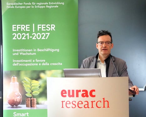 “Il programma 2021-2027 è in fase avanzata: è stato possibile sbloccare circa il 90 per cento dei fondi complessivi, pari a circa 224 milioni di euro”, ha riferito Peter Paul Gamper, vicedirettore della Ripartizione Europa e direttore dell'Ufficio per l'integrazione europea della Provincia. (Foto: USP/Ursula Pirchstaller)