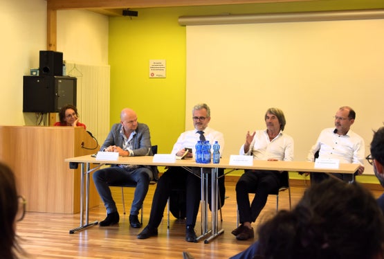 Insgesamt investieren wir über die Jahre verteilt fast 100 Millionen Euro in den Umbau und die Erweiterung des Krankenhauses Bruneck, betonte Landesrat Hubert Messner (3. von links), der gemeinsam mit Vizeabteilungsdirektor Johannes Ortler (von links), Ressortdirektor Michael Mayr und dem Direktor des Gesundheitsbezirks Bruneck Gerhard Griessmair (4. von links) mit den Mitarbeitenden und Führungskräften diskutierte. (Foto: LPA/Angelika Schrott)