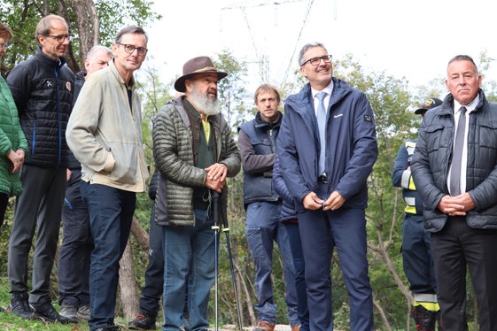 Begutachtung der neuen Sperre oberhalb der Haslachpromenade (von links): der Direktor der Agentur für Bevölkerungsschutz Klaus Unterweger, der in Haslach wohnhafte Gemeinderat Andreas Berger, der ebenfalls in Haslach wohnhafte ehemalige Landesgeologe Ludwig Nössing, Vorarbeiter Roland Obertegger, Landeshauptmann und Bevölkerungsschutzlandesrat Arno Kompatscher und der Vizebürgermeister der Gemeinde Bozen Stephan Konder. (Foto: LPA/Maja Clara)