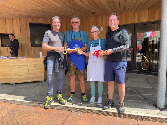 Symbolische Schlüsselübergabe von LH Kompatscher (l.) und LR Bessone (r.) an die Pächterfamilie Schwarz-Fontana (Foto: LPA/G.News)