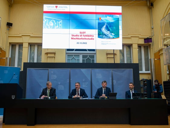 Da sinistra il professor Obwexer, il presidente Kompatscher, l'assessore Alfreider e il capo Dipartimento Vallazza alla presentazione dello studio di fattibilità del sistema Slot (Foto: ASP/Fabio Brucculeri)
