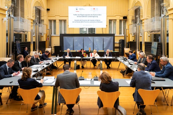 Il Consiglio di Stato del Cantone di Berna era particolarmente interessato all'autonomia dell'Alto Adige, al multilinguismo, all'istruzione e alla normativa europea sugli aiuti di Stato (Foto: ASP/Manuela Tessaro)  