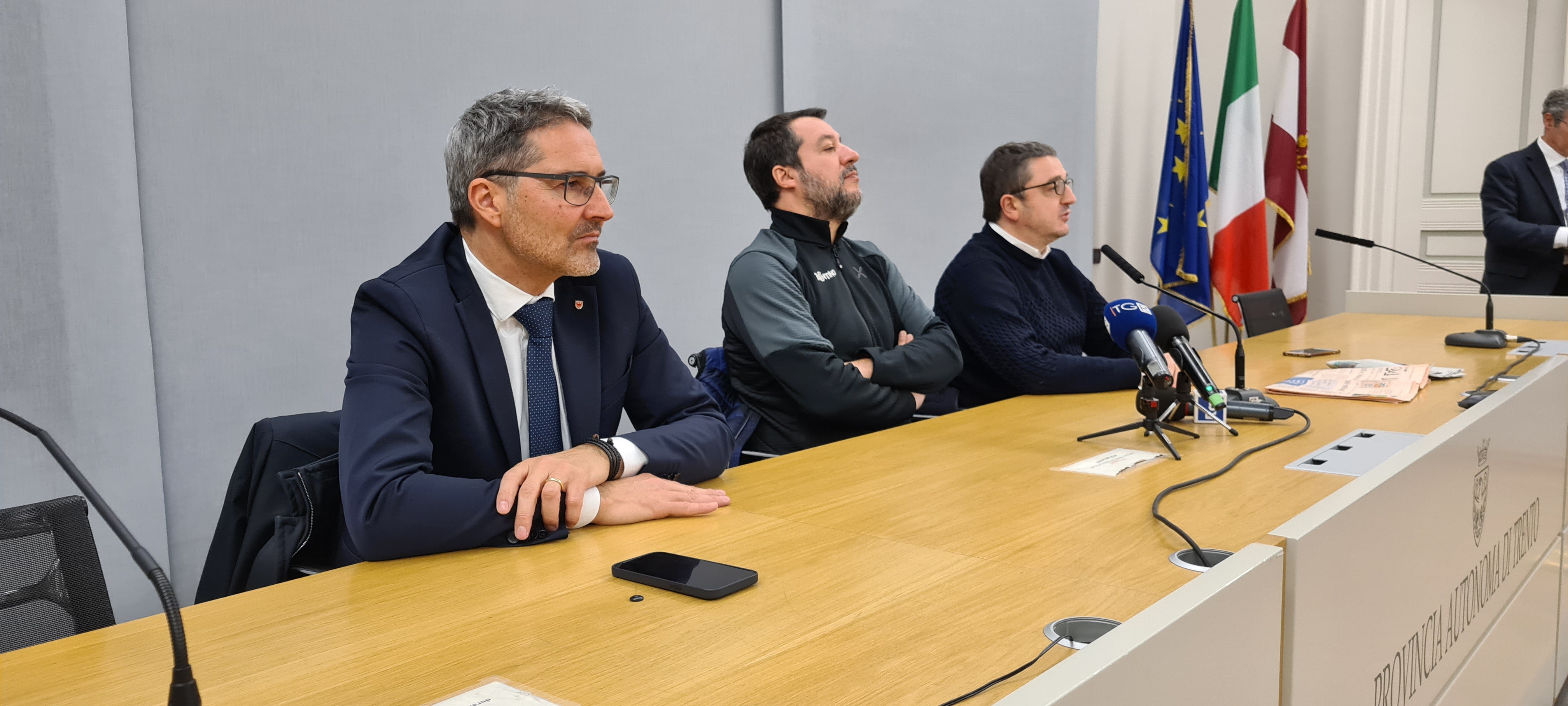 Um die A22 und die Konzessionsausschreibung ging es heute in Trient bei einem Treffen von Landeshauptmann Arno Kompatscher mit dem Minister für nachhaltige Mobilität und Infrastrukturen, Matteo Salvini, und dem Trentiner Landeshauptmann Maurizio Fugatti. (Foto: Region/Davide Cordua) 