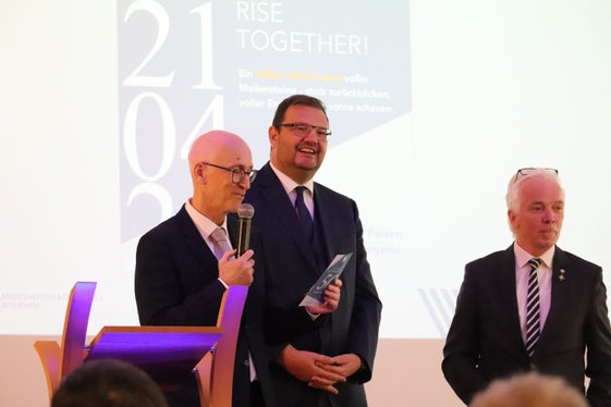 Schuldirektor Hartwig Gerstgrasser mit einem früheren Schüler seiner Schule, IDM-Präsident Hansi Pichler, und einem früheren Lehrer, Reinhard Steger, von 1999 bis 2022 Präsident des Südtiroler Köcheverbandes. (Foto: LPA/Maja Clara)