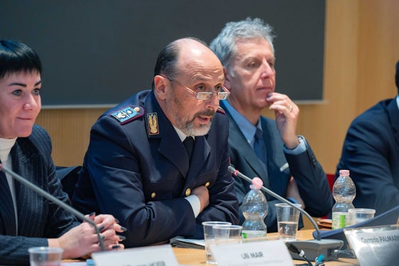 L'ispettore superiore tecnico Corrado Palmarin, responsabile della Sezione Operativa Sicurezza Cibernetica di Bolzano, tra l'assessora alla Sicurezza Ulli Mair e il Vicario del Questore Giorgio Augusto Porroni. (Foto: USP/Greta Stuefer)