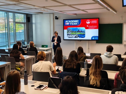 L’assessore provinciale alla Prevenzione sanitaria e Salute Hubert Messner ha dato il benvenuto a studenti e docenti, augurando loro un anno accademico ricco di successi. La formazione medica a Bolzano rappresenta un investimento nel futuro del sistema sanitario in Alto Adige, ha sottolineato Messner, augurando un anno accademico ricco di successi. (Foto: USP/Michael Mayr)