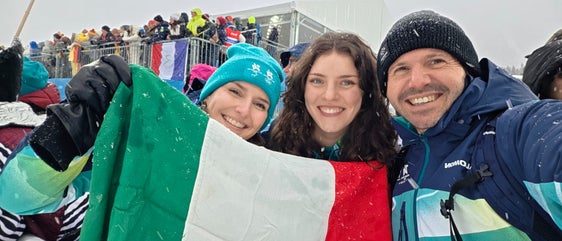 Anna Thoma, Aurora Costantin e Charly Pistoi hanno prestato servizio come volontari ai Giochi Olimpici Invernali di Anterselva. Ogni giorno circa 1500 persone hanno contribuito al regolare svolgimento delle gare. (Foto: USP)
