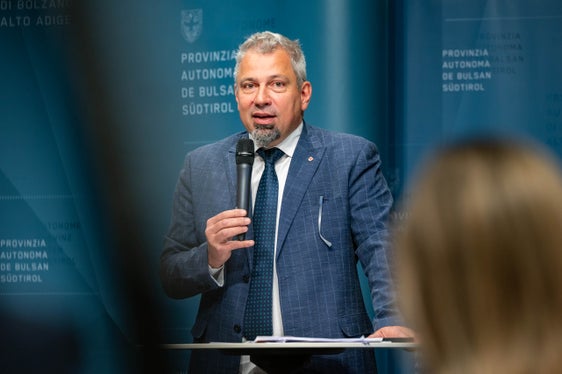 In primo luogo, i dipendenti hanno potuto presentare proposte di miglioramento, poi è stata la volta dei Dipartimenti e dei dirigenti. Inoltre, un gruppo di lavoro si è occupato della semplificazione e ora invitiamo anche gli utenti a presentare proposte concrete, ha sottolineato il direttore generale Alexander Steiner. (Foto: USP/Greta Stuefer)