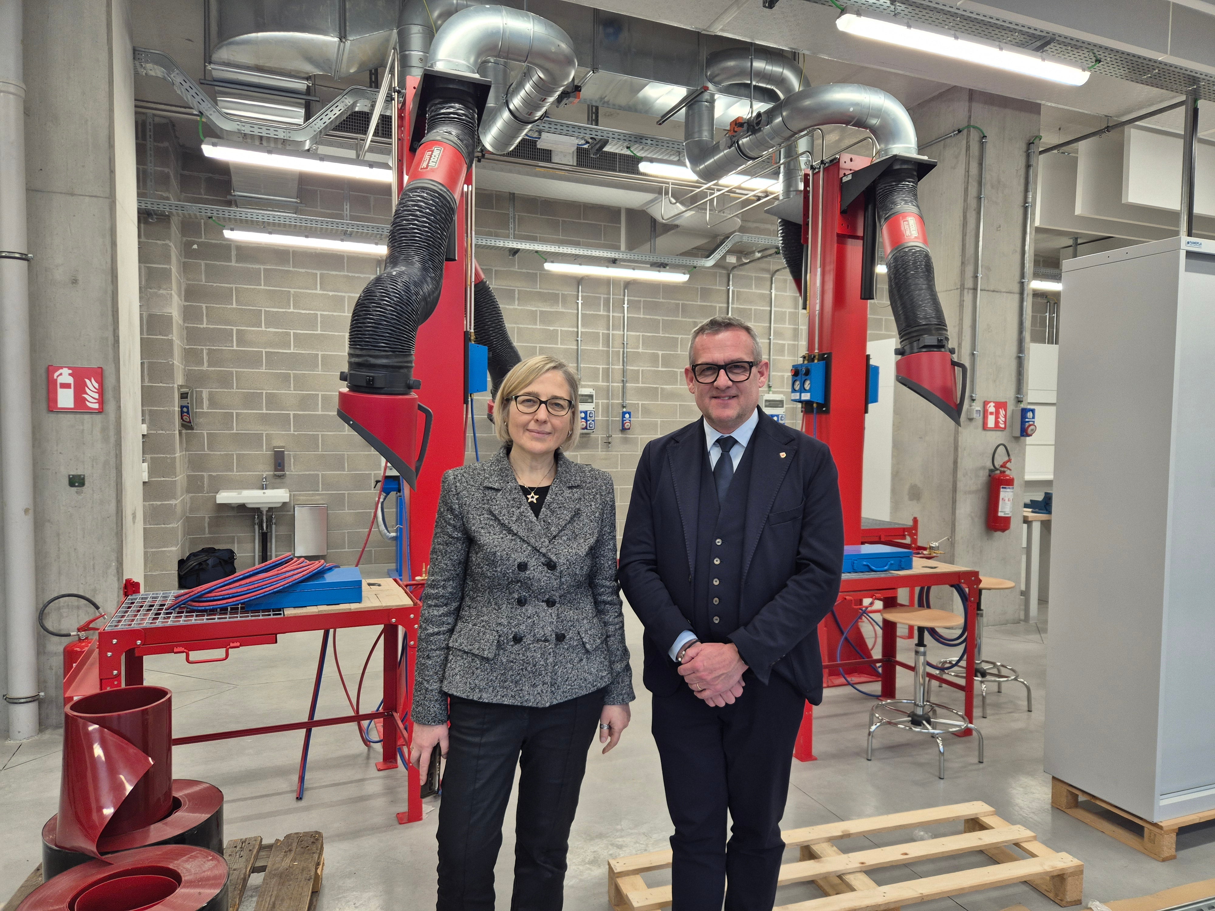 Landesrat Christian Bianchi mit der Direktorin der italienischsprachigen Berufsschule für Handwerk, Industrie und Handel Guglielmo Marconi, Diana Palumbo, während des Besuchs im erneuerten Sitz der Schule. (Foto: LPA/Gianluca Crocco)