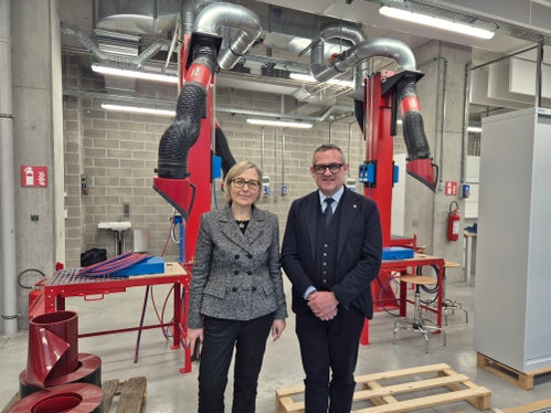 L'assessore insieme alla dirigente della Scuola professionale in lingua italiana per l’artigianato, l’industria e il commercio “Guglielmo Marconi”, Diana Palumbo, nel corso della visita alla rinnovata sede dell'istituto. (Foto: USP/Gianluca Crocco)