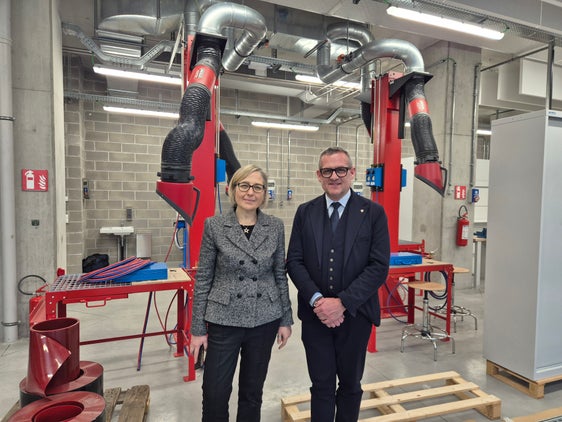 Landesrat Christian Bianchi mit der Direktorin der italienischsprachigen Berufsschule für Handwerk, Industrie und Handel "Guglielmo Marconi", Diana Palumbo, während des Besuchs im erneuerten Sitz der Schule. (Foto: LPA/Gianluca Crocco)