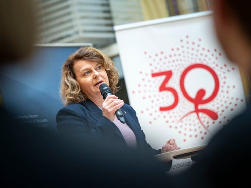 Soziallandesrätin Rosmarie Pamer berichtete von ihren persönlichen Erfahrungen und ihrem Mann, der schon vor 18 Jahren Elternzeit genossen hat. (Foto: LPA/Fabio Brucculeri)