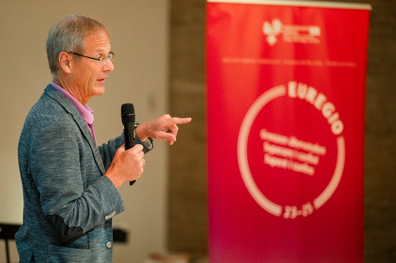 Il professor Obwexer (responsabile dell'EuregioLab ed esperto di diritto europeo): “Il nostro obiettivo è da sempre potenziare la collaborazione nell'Euregio per trarne il massimo beneficio”. (Foto: EFA/Mandl)