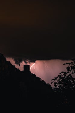 Was gilt es vor, während und nach Gewittern zu beachten: Dazu gibt es Verhaltensempfehlungen der Agentur für Bevölkerungsschutz. (Foto: LPA/Florian Mair, Terlan)