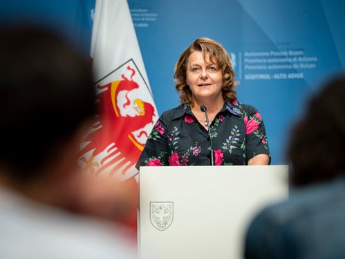 Landesrätin Rosmarie Pamer ruft Pensionistinnen und Pensionisten, die über 65 Jahren alt sind und eine ISEE-Bescheinigung unter 20.000 Euro haben, auf, die Bescheinigung innerhalb September einzureichen. Damit können sie im November die Unterstützungsleistung erhalten. Bisher hätten dies rund 4300 Menschen gemacht. (Foto: LPA/Fabio Brucculeri)