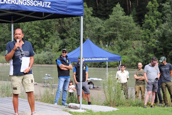 Im Umgang mit Naturgefahren und bei der Umsetzung von Schutzmaßnahmen spielen auch Klimawandel und Biodiversitätskrise zunehmend eine wichtige Rolle. Dazu müssen neue Wege und Lösungen entwickelt und angewandt werden. Dank dieser Ausgleichsmaßnahme für den Ausbau der Pustertaler Staatstraße ist es beim Projekt Ilsterner Au gelungen, neue Wege zu beschreiten und Synergien zwischen Hochwasserschutz und Naturschutz zu bündeln. Im Bild der stellvetretende Bürgermeister der Gemeinde Kiens Markus Mitterhofer (Foto: LPA/Maja Clara)
