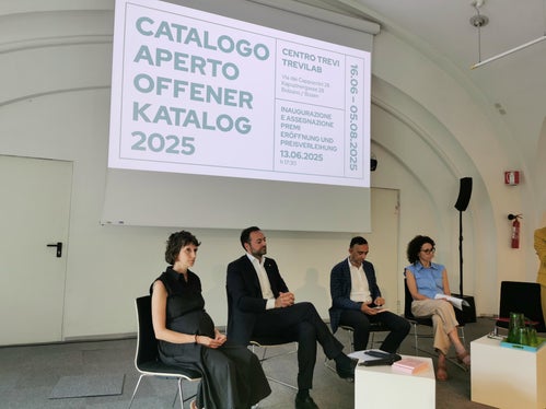 Catalogo Aperto 2025. Il 13 giugno al Trevilab il vicepresidente Marco Galateo ha annunciato i nomi delle quattro vincitrici e vincitori del concorso che premia quattro artisti virtuosi di arte contemporanea. Nella foto (da sinistra) Elisa Cramerotti (Cooperativa 19), il vicepresidente della Provincia Marco Galateo, il direttore di Dipartimento Antonio Lampis e Monica Anesi, referente del progetto Catalogo Aperto. (Foto: USP)