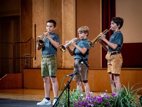 Numerose e variegate esibizioni hanno creato la giusta cornice musicale: un gruppo di ottoni composto da 18 trombe ha inaugurato solennemente la mattinata con le note di una fanfara; hanno poi suonato i bambini e i ragazzi della settimana musicale estiva Musik ohne Grenzen, i partecipanti altoatesini al concorso provinciale e nazionale prima la musica, nonché il trio di fiati Latemar Echo (nella foto) della scuola di musica di Laives/Regglberg. (Foto: USP/Direzione provinciale Scuola musicale tedesca e ladina/Nathan Chizzali)